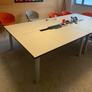Table de réunion, plateau carré en bois beige, piétement en métal.
2 unités, vendu avec faculté de réunion.
72 x 160 x 160 cm.
Localisation : 6 rue Duret - 75116 Paris.
(RDC Salle Lille.)