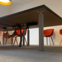 Table de réunion, plateau carré en bois beige, piétement en métal.
2 unités, vendu avec faculté de réunion.
72 x 160 x 160 cm.
Localisation : 6 rue Duret - 75116 Paris.
(RDC Salle Lille.) – Image 3