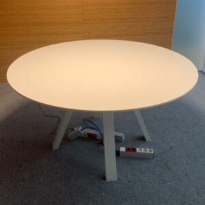 Table ronde en bois blanc.
6 unités.
75 x Ø140 cm.
Localisation : 6 rue Duret - 75116 Paris.
(RDC Barcelone., Lyon., Ho Chi Minh., Hanoi., Singapour., Biblio. -2.)