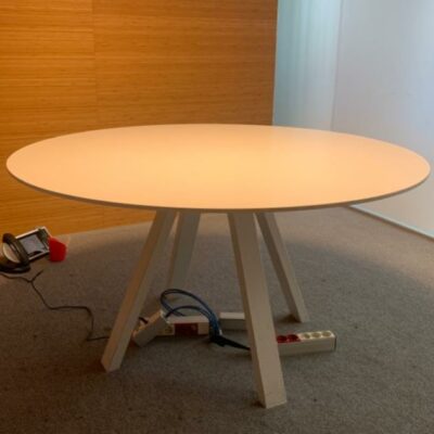 Table ronde en bois blanc.
6 unités.
75 x Ø140 cm.
Localisation : 6 rue Duret – 75116 Paris.
(RDC Barcelone., Lyon., Ho Chi Minh., Hanoi., Singapour., Biblio. -2.)
