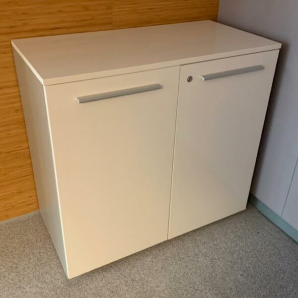 Ensemble d'armoires basses, en bois blanc et parois en gris. 16 Unités, Armoire simple. 85 x 90 x 45 cm. 4 Unités avec Deux armoires rassemblées. 85 x 180 x 45 cm. 3 Unités avec Trois armoires rassemblées. 85 x 270 x 45 cm. Localisation : 6 rue Duret - 75116 Paris.
16 : (Cuisine -1, RDC Singapour, 1-25, 1-37, 1-38, 1-39, 1 -41, 2-62, 2-65, 3-82, 3-84, 517B) 4 :(2-67, 2-66, 3-92, 3-83) et 3 : (3-82, 3-87, 3-90)
