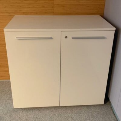 Ensemble d’armoires basses, en bois blanc et parois en gris.
16 Unités, Armoire simple.
85 x 90 x 45 cm
4 Unités avec Deux armoires rassemblées.
85 x 180 x 45 cm
3 Unités avec Trois armoires rassemblées.
85 x 270 x 45 cm
Vendu avec faculté de Réunion.
Localisation : 6 rue Duret – 75116 Paris.
16 : (Cuisine -1, RDC Singapour, 1-25, 1-37, 1-38, 1-39, 1 -41, 2-62, 2-65, 3-82, 3-84, 517B)
4 :(2-67, 2-66, 3-92, 3-83) et 3 : (3-82, 3-87, 3-90)
