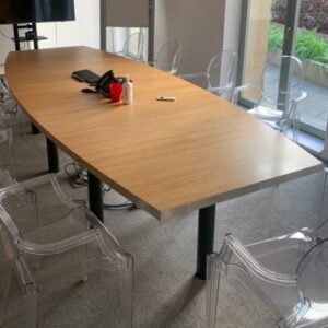 Table de réunion, plateau en forme tonneau en bois avec trappe technique, piétement en métal.
72 x 380 x 140 cm.
Localisation : 6 rue Duret - 75116 Paris.