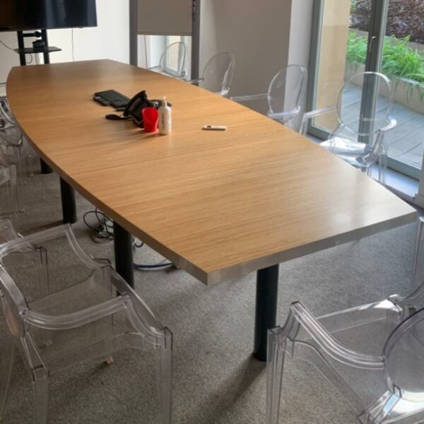 Table de réunion, plateau en forme tonneau en bois avec trappe technique, piétement en métal.
72 x 380 x 140 cm.
Localisation : 6 rue Duret - 75116 Paris.
