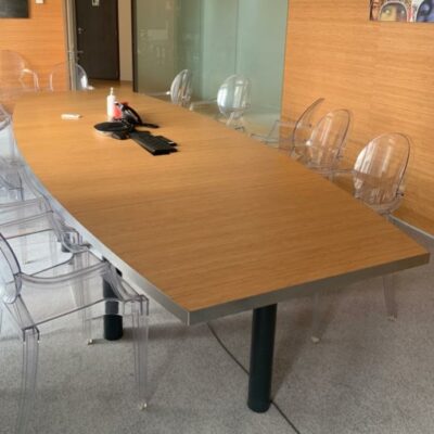 Table de réunion, plateau en forme tonneau en bois avec trappe technique, piétement en métal.
72 x 380 x 140 cm.
Localisation : 6 rue Duret – 75116 Paris.