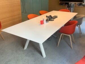 Table de réunion, plateau en bois blanc avec trappe technique, piétement en métal.
75 x 300 x 120 cm.
Localisation : 6 rue Duret - 75116 Paris.
(RDC salle Shanghai.)