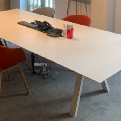 Table de réunion, plateau en bois blanc avec trappe technique, piétement en métal.
75 x 300 x 120 cm.
Localisation : 6 rue Duret – 75116 Paris.
(RDC salle Shanghai.)