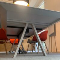 Table de réunion, plateau en bois blanc avec trappe technique, piétement en métal.
75 x 300 x 120 cm.
Localisation : 6 rue Duret - 75116 Paris.
(RDC salle Shanghai.) – Image 3