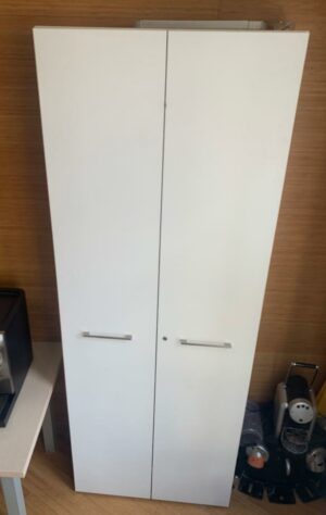 Armoire haute en bois blanc, 5 étagères.
225 x 84 x 40 cm.
Localisation : 6 rue Duret - 75116 Paris.
(Cuisine RDC haut)