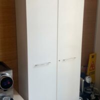 Armoire haute en bois blanc, 5 étagères.
225 x 84 x 40 cm.
Localisation : 6 rue Duret - 75116 Paris.
(Cuisine RDC haut) – Image 2