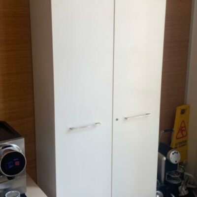 Armoire haute en bois blanc, 5 étagères.
225 x 84 x 40 cm.
Localisation : 6 rue Duret – 75116 Paris.
(Cuisine RDC haut)