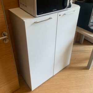 Armoire basse en bois blanc.
2 Unités, vendu avec faculté de réunion.
116 x 84 x 40 cm.
Localisation : 6 rue Duret - 75116 Paris.
(RDC haut cuisine, 5-17B.)