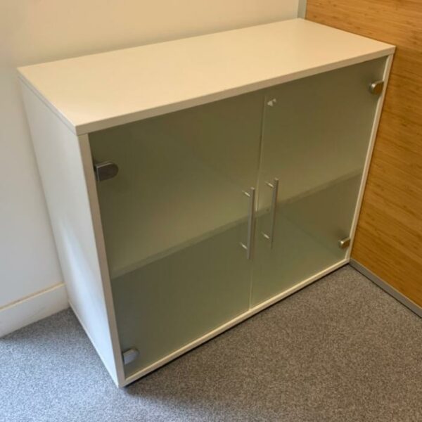 Armoire basse en bois blanc. portes vitrées.
2 unités, vendu avec faculté de réunion.
73 x 82 x 35 cm.
Localisation : 6 rue Duret - 75116 Paris.
(1-41)