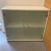 Armoire basse en bois blanc. portes vitrées.
2 unités, vendu avec faculté de réunion.
73 x 82 x 35 cm.
Localisation : 6 rue Duret - 75116 Paris.
(1-41) – Image 2