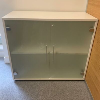 Armoire basse en bois blanc. portes vitrées.
2 unités, vendu avec faculté de réunion.
73 x 82 x 35 cm.
Localisation : 6 rue Duret – 75116 Paris.
(1-41)