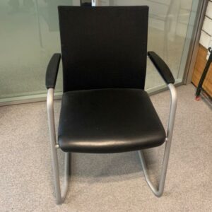 Fauteuil de bureau Haworth, assise en simili cuir et dossier tissu, piétement luge en métal.
105 x 60 x 60 cm.
2 Unités, vendu avec faculté de réunion
Localisation : 6 rue Duret - 75116 Paris.
(1-40)