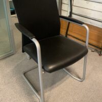 Fauteuil de bureau Haworth, assise en simili cuir et dossier tissu, piétement luge en métal.
105 x 60 x 60 cm.
2 Unités, vendu avec faculté de réunion
Localisation : 6 rue Duret - 75116 Paris.
(1-40) – Image 2