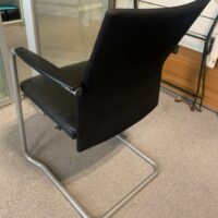 Fauteuil de bureau Haworth, assise en simili cuir et dossier tissu, piétement luge en métal.
105 x 60 x 60 cm.
2 Unités, vendu avec faculté de réunion
Localisation : 6 rue Duret - 75116 Paris.
(1-40) – Image 3