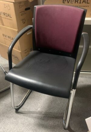 Chaise assise en cuir et dossier en tissus bordeaux piètement type luge chromé.
4 unités, vendu avec faculté de réunion.
Localisation : 6 rue Duret - 75116 Paris.
(Salle de réunion au 5e)
