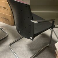 Chaise assise en cuir et dossier en tissus bordeaux piètement type luge chromé.
4 unités, vendu avec faculté de réunion.
Localisation : 6 rue Duret - 75116 Paris.
(Salle de réunion au 5e) – Image 2