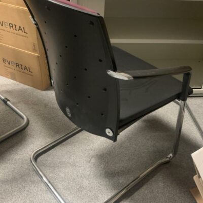 Chaise assise en cuir et dossier en tissus bordeaux piètement type luge chromé.
4 unités, vendu avec faculté de réunion.
Localisation : 6 rue Duret – 75116 Paris.
(Salle de réunion au 5e)