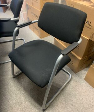 Fauteuil design Sergio Bellin, modèle Passe-partout, édition Sitland. En tissu noir, piétement luge en métal.
 83 x 56 x 56 cm.
5 unités, vendu avec faculté de réunion.
Localisation : 6 rue Duret - 75116 Paris.
(Salle de réunion au 5e, 512, 517A)