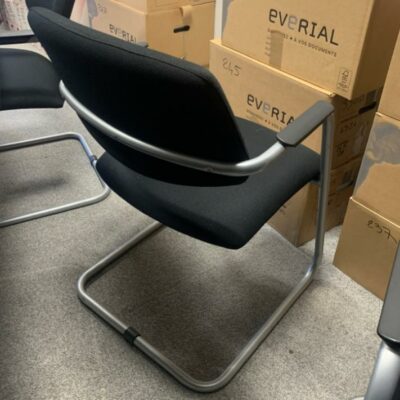 Fauteuil design Sergio Bellin, modèle Passe-partout, édition Sitland. En tissu noir, piétement luge en métal.
 83 x 56 x 56 cm.
5 unités, vendu avec faculté de réunion.
Localisation : 6 rue Duret – 75116 Paris.
(Salle de réunion au 5e, 512, 517A)
