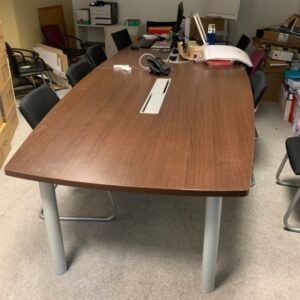 Table de réunion, plateau en bois, chêne foncé, 4 pieds en métal gris, et 4 trappes techniques.
75 x 380 x 140 cm.
Localisation : 6 rue Duret - 75116 Paris.
(Salle de réu. 5e)