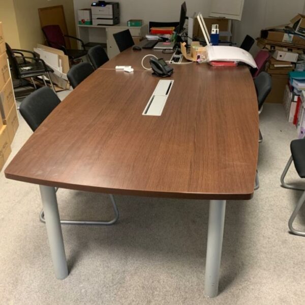 Table de réunion, plateau en bois, chêne foncé, 4 pieds en métal gris, et 4 trappes techniques.
75 x 380 x 140 cm.
Localisation : 6 rue Duret - 75116 Paris.
(Salle de réu. 5e)