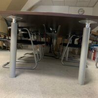 Table de réunion, plateau en bois, chêne foncé, 4 pieds en métal gris, et 4 trappes techniques.
75 x 380 x 140 cm.
Localisation : 6 rue Duret - 75116 Paris.
(Salle de réu. 5e) – Image 3