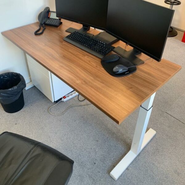 Bureau de marque Haworth, plateau en bois, piètement en T, métal blanc. 72 x 140 x 70 cm. 4 unités, vendu avec faculté de réunion.
Localisation : 6 rue Duret - 75116 Paris.
(512., 517A., 518, 519)