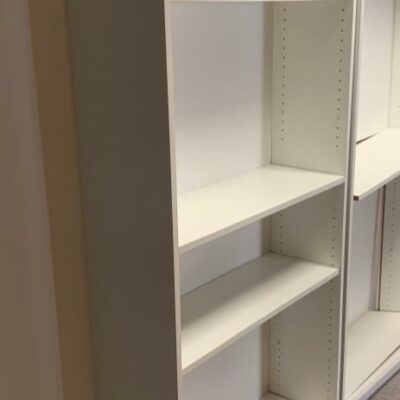 Armoire haute en bois blanc.
11 unités. vendu avec faculté de réunion.
200 x 90 x 33 cm.
Localisation : 6 rue Duret – 75116 Paris.
(2-62, 3-93, 3-84, 3-71B, 3-72)