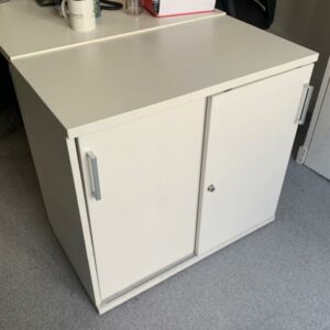 Armoire basse en bois blanc à portes coulissantes.
3 Unités. version courte
72 x 80 x 43 cm
1 Unité version longue
72 x 120 x 43 cm 
vendu avec faculté de réunion.
Localisation : 6 rue Duret - 75116 Paris.
(2-53, Open Sp. 2, 512 long, 517A)