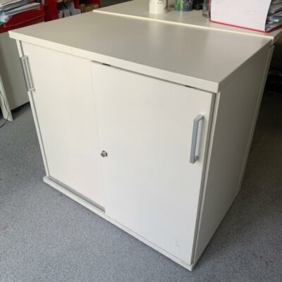 Armoire basse en bois blanc à portes coulissantes.
3 Unités. version courte
72 x 80 x 43 cm
1 Unité version longue
72 x 120 x 43 cm 
vendu avec faculté de réunion.
Localisation : 6 rue Duret – 75116 Paris.
(2-53, Open Sp. 2, 512 long, 517A)