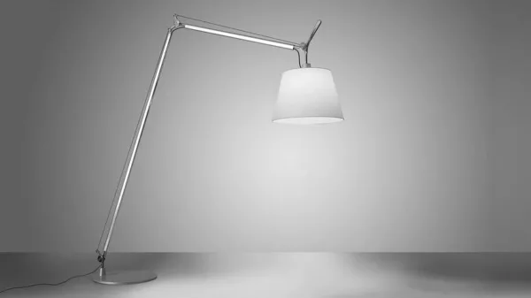 Lampe de parquet design de Lucchi & Fassina modèle Tolomeo Mega édition Artemide en aluminium, abat jour en tissu blanc. 5 unités. Vendu à l'unité avec faculté de réunion. Localisation : 5 avenue Kleber - 75116 Paris