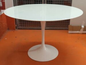 Table ovale design Eero Saarinen modèle Tulip édition Knoll, plateau en marbre blanc reposant sur un pied central en acier laqué blanc. 72 x 107 cm. Localisation : 5 avenue Kleber - 75116 Paris