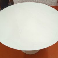 Table ovale design Eero Saarinen modèle Tulip édition Knoll, plateau en marbre blanc reposant sur un pied central en acier laqué blanc.(2 petits éclats au plateau). 72 x 107 cm. Localisation : 5 avenue Kleber - 75116 Paris – Image 3
