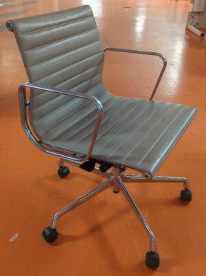 Fauteuil pivotant ajustable en hauteur design Charles et Ray Eames modèle EA117 édition Vitra, structure en aluminium, garniture en cuir beige, piètement en étoile à 5 branches sur roulettes. 82 x 56 x 69 cm. 8 unités. Vendu à l'unité avec faculté de réunion. Localisation : 5 avenue Kleber - 75116 Paris