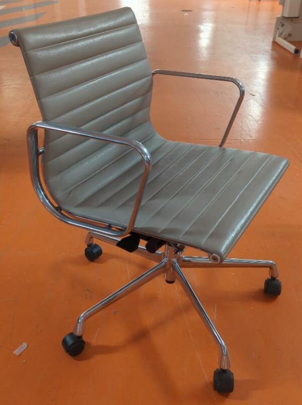 Fauteuil pivotant ajustable en hauteur design Charles et Ray Eames modèle EA117 édition Vitra, structure en aluminium, garniture en cuir beige, piètement en étoile à 5 branches sur roulettes. 82 x 56 x 69 cm. 8 unités. Vendu à l'unité avec faculté de réunion. Localisation : 5 avenue Kleber - 75116 Paris
