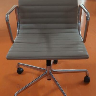 Fauteuil pivotant ajustable en hauteur design Charles et Ray Eames modèle EA117 édition Vitra, structure en aluminium, garniture en cuir beige, piètement en étoile à 5 branches sur roulettes. 82 x 56 x 69 cm. 8 unités. Vendu à l’unité avec faculté de réunion. Localisation : 5 avenue Kleber – 75116 Paris