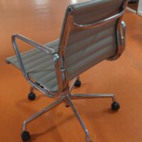 Fauteuil pivotant ajustable en hauteur design Charles et Ray Eames modèle EA117 édition Vitra, structure en aluminium, garniture en cuir beige, piètement en étoile à 5 branches sur roulettes. 82 x 56 x 69 cm. 8 unités. Vendu à l'unité avec faculté de réunion. Localisation : 5 avenue Kleber - 75116 Paris – Image 3