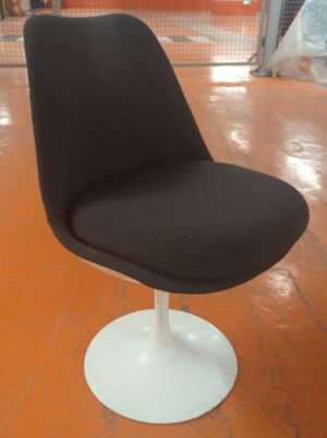 Chaise dans le goût du modèle Tulip Chair de Eero Saarinen, coque en plastique blanc, garniture en tissu gris anthracite, coussin d'assise amovible, piétement en acier laqué blanc. 81 x 50 x 66 cm. 13 unités. Vendu à l'unité avec faculté de réunion. Localisation : 5 avenue Kleber - 75116 Paris