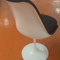 Chaise dans le goût du modèle Tulip Chair de Eero Saarinen, coque en plastique blanc, garniture en tissu gris anthracite, coussin d'assise amovible, piétement en acier laqué blanc. 81 x 50 x 66 cm. (usures). 11 unités. Vendu à l'unité avec faculté de réunion. Localisation : 5 avenue Kleber - 75116 Paris – Image 2