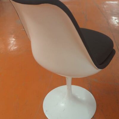 Chaise dans le goût du modèle Tulip Chair de Eero Saarinen, coque en plastique blanc, garniture en tissu gris anthracite, coussin d’assise amovible, piétement en acier laqué blanc. 81 x 50 x 66 cm. 13 unités. Vendu à l’unité avec faculté de réunion. Localisation : 5 avenue Kleber – 75116 Paris