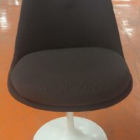 Chaise dans le goût du modèle Tulip Chair de Eero Saarinen, coque en plastique blanc, garniture en tissu gris anthracite, coussin d'assise amovible, piétement en acier laqué blanc. 81 x 50 x 66 cm. (usures). 11 unités. Vendu à l'unité avec faculté de réunion. Localisation : 5 avenue Kleber - 75116 Paris – Image 3