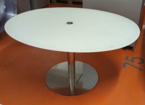 Table de réunion ovale, plateau en verre fumé blanc avec trappe passe câble centrale reposant sur un pied colonne en acier chromé. 73 x 140 x 107 cm. Localisation : 5 avenue Kleber - 75116 Paris