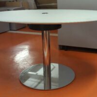 Table de réunion ovale, plateau en verre fumé blanc avec trappe passe câble centrale reposant sur un pied colonne en acier chromé. 73 x 140 x 107 cm. Localisation : 5 avenue Kleber - 75116 Paris – Image 3
