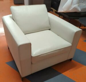 Fauteuil design Rodolfo Dordoni modèle Williams édition Minotti recouvert de cuir blanc cassé, 4 pieds en acier laqué noir, coussins amovibles. 75 x 83 x 84 cm. 3 unités. Vendu à l'unité avec faculté de réunion. Localisation : 5 avenue Kleber - 75116 Paris