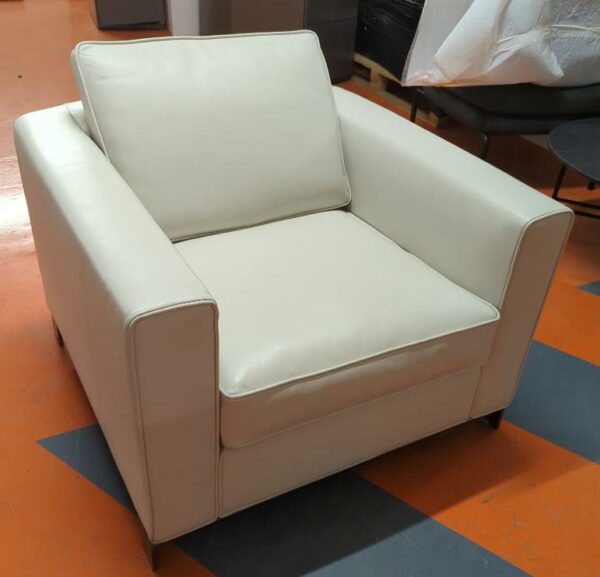 Fauteuil design Rodolfo Dordoni modèle Williams édition Minotti recouvert de cuir blanc cassé, 4 pieds en acier laqué noir, coussins amovibles. 75 x 83 x 84 cm. 3 unités. Vendu à l'unité avec faculté de réunion. Localisation : 5 avenue Kleber - 75116 Paris