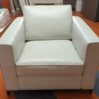 Fauteuil design Rodolfo Dordoni modèle Williams édition Minotti recouvert de cuir blanc cassé, 4 pieds en acier laqué noir, coussins amovibles. 75 x 83 x 84 cm. 3 unités. Vendu à l'unité avec faculté de réunion. Localisation : 5 avenue Kleber - 75116 Paris – Image 2